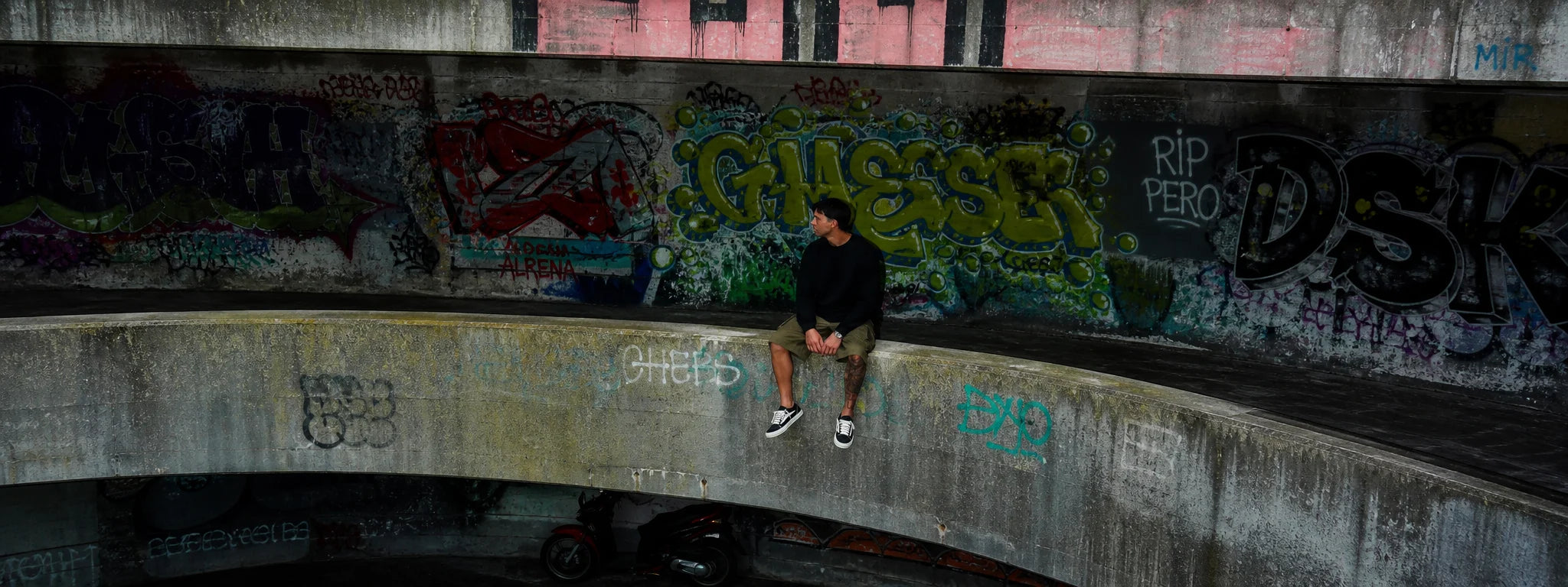 Editorial Culture23 in un sottopassaggio con graffiti