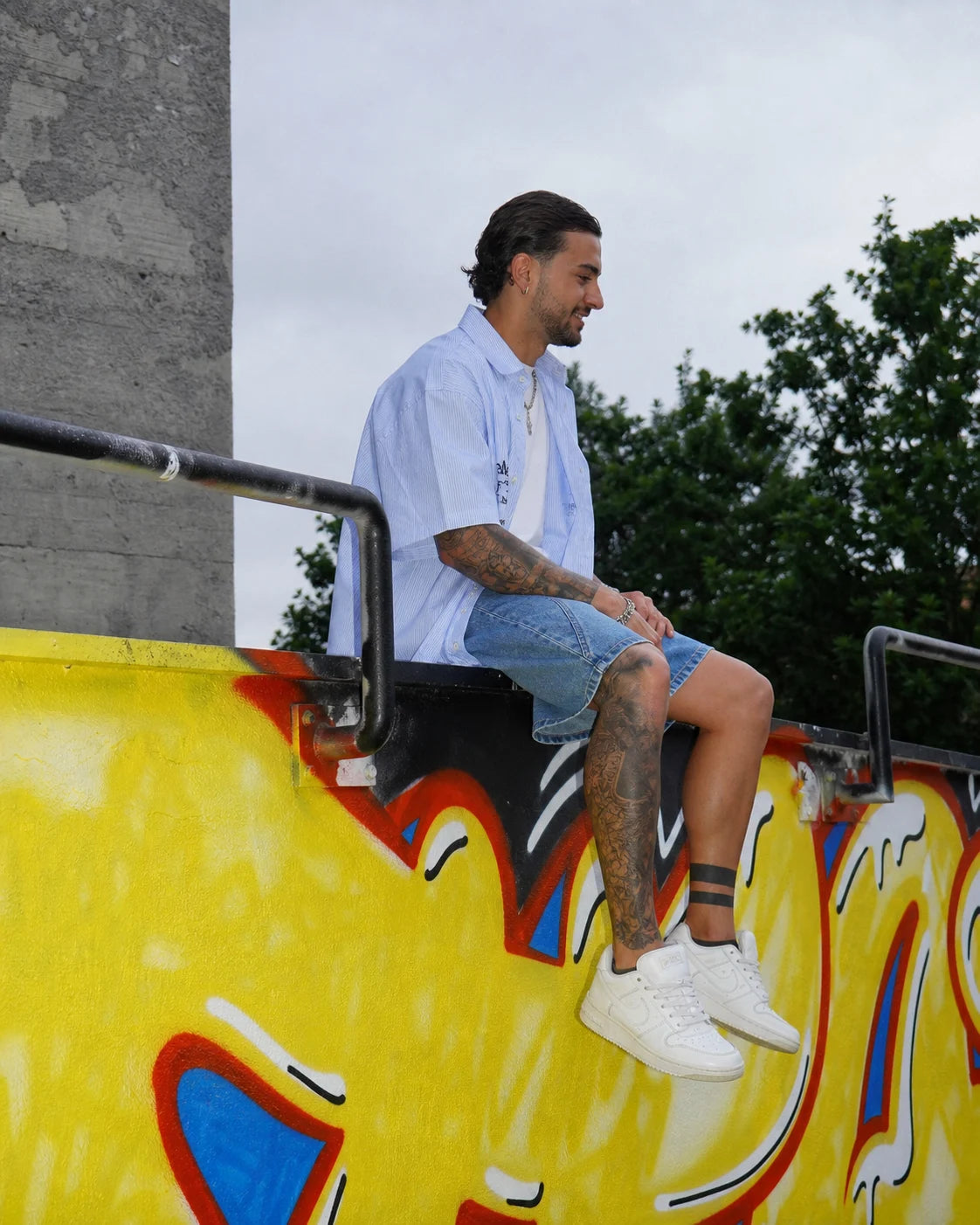 Culture23 Instagram look con camicia azzurra
